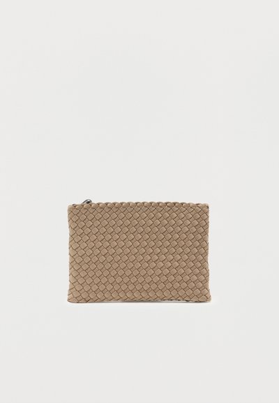 Κράχτης σε ταμπά απόχρωση με υφή στην επιφάνεια, ορθογώνιο σχήμα και κλείσιμο με φερμουάρ. Συμπαγής σχεδιασμός κατάλληλος για μεταφορά μικρών αντικειμένων.