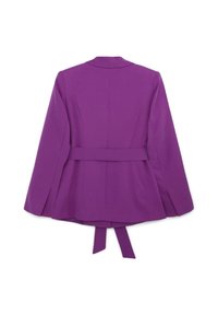 Fioletowa kurtka z pasem w talii, o dopasowanej górze i rozszerzanych rękawach. Wykonana z gładkiego materiału, z wyraźnie zarysowanym kołnierzem i zawiązywaniem na plecach.
