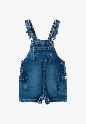 Peto corto de mezclilla para niño pequeño con tirantes ajustables, bolsillo frontal en el pecho y bolsillos laterales, con cierre de botones y broches metálicos.