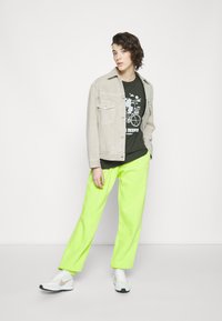 Nike Sportswear W NSW ESSNTL PANT FLC TREND - Calças de fato de treino - atomic green/white