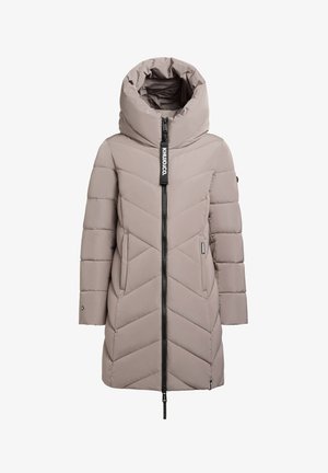 Manteau rembourré beige clair avec un col montant, motif de piquage en chevron, fermeture à glissière à l'avant et poches latérales. Comprend une étiquette de marque sur la fermeture éclair.