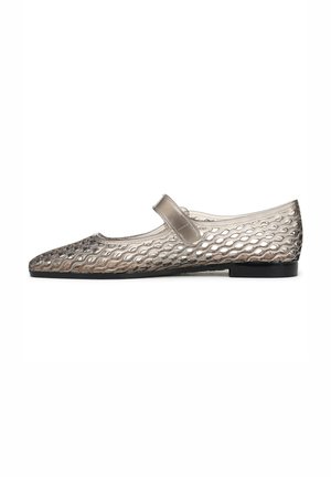 Metallic-silberne Mary-Jane-Ballerinas mit gemusteter Struktur, abgerundetem Zehenbereich und einem seitlichen Riemen. Minimalistisches Design und eine flache schwarze Sohle.
