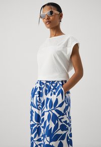 Vero Moda Petite VMEASY SKIRT - Trapecinis sijonas - snow white/mazarine blue