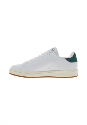 Sneaker bianco con tomaia liscia, accento verde sul tallone, punta rotonda e suola in gomma. Presenta lacci piatti e dettagli di cucitura minimali.