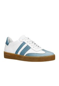 Sneaker in pelle bianca con dettagli in suede blu chiaro, caratterizzata da due strisce orizzontali blu, suola in gomma e lacci piatti.