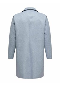 Lyseblå uldfrakke med lige snit, lange ærmer og klassisk krave. Har minimale syningsdetaljer langs kravekanten.