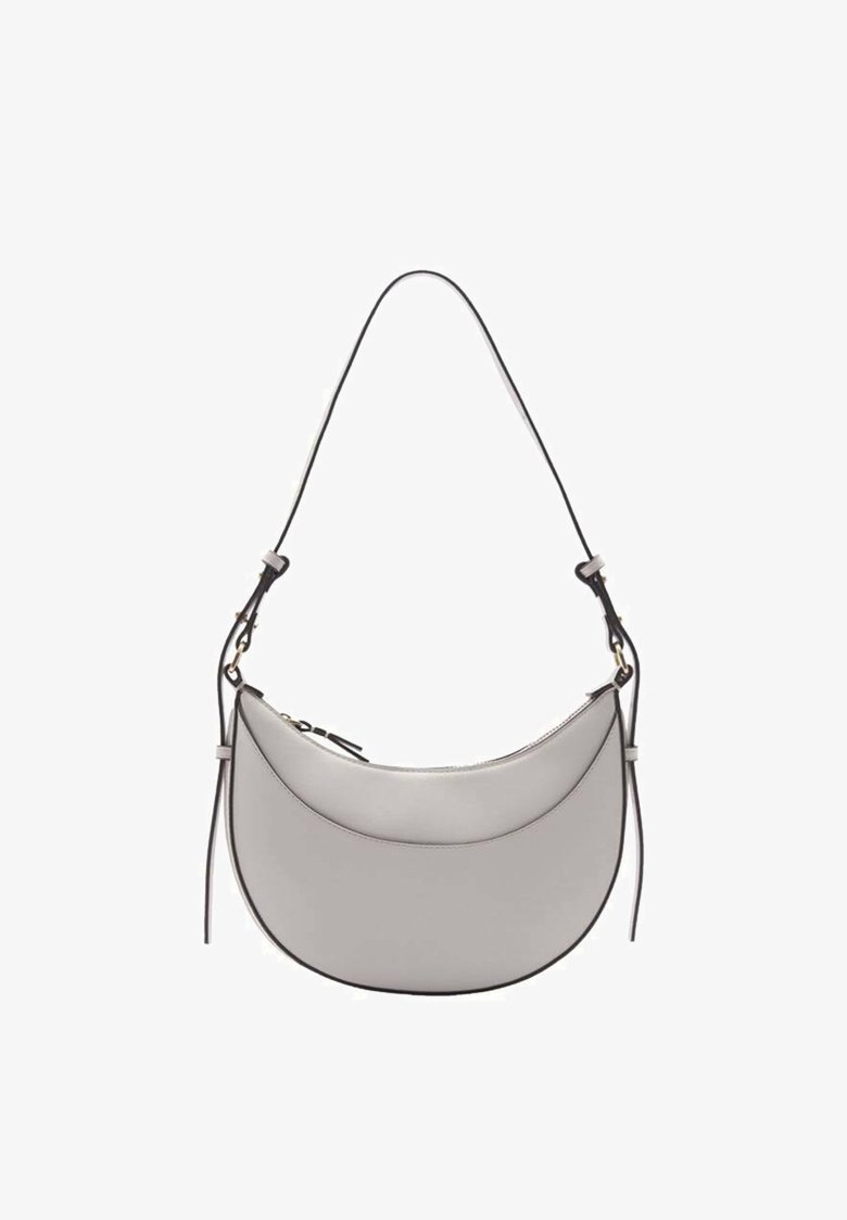 Petit sac à main gris clair en forme de croissant avec une fine bandoulière réglable et une fermeture éclair sur le dessus sur fond blanc.
