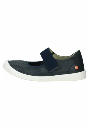 Zapato de piel azul marino con un diseño perforado, suela de goma blanca y una banda de tela ancha en la parte superior. Detalle del logo visible en el lateral.