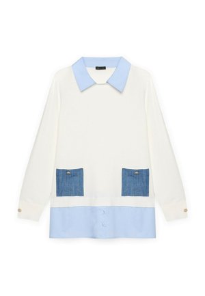 Maglietta bianca a maniche lunghe con colletto e orlo azzurro chiaro, dotata di due tasche frontali in denim blu con bottoni.