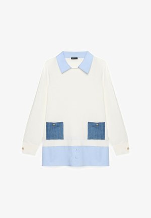 Maglietta bianca a maniche lunghe con colletto e orlo azzurro chiaro, dotata di due tasche frontali in denim blu con bottoni.