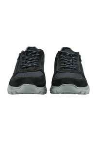 Czarne i szare męskie casualowe trampki z sznurowadłami i bocznymi zamkami, widoczne z przodu na białym tle.