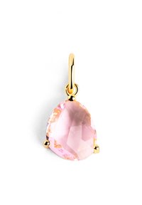 Pendente d'oro con un gemma rosa chiaro a forma di pera, sfaccettata, attaccata da un semplice anello. La gemma presenta sottili variazioni di colore.