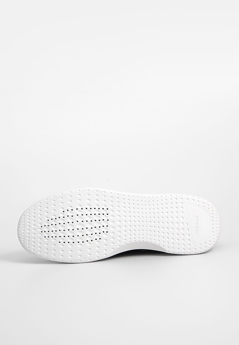 Semelle de chaussure en caoutchouc blanc avec une surface texturée comportant des motifs circulaires et des points, et un logo "Geox" en relief sur le côté.