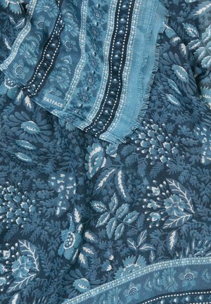 Blå mønstret tørklæde lavet af blødt stof, med indviklede blomsterdesigns og en frynsekant. Mærket hedder "FATFACE".