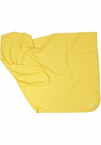 Gul rektangulär filt av mjukt, slätt tyg, uppställd i en draperad position, med rundade kanter och en liten logotyp i hörnet.