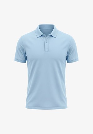 Lichtblauw poloshirt met korte mouwen, een kraag en twee knopen op de voorkant, tegen een witte achtergrond.