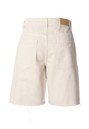 Beżowe szorty dżinsowe o prostym kroju, z postrzępionym brzegiem, dwoma tylnymi kieszeniami oraz beżową metką marki na pasku talii.