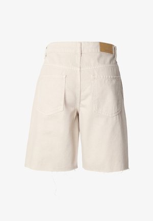 Shorts in denim beige con taglio dritto, orlo sfrangiato, due tasche posteriori e etichetta del marchio color cuoio in vita.