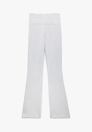 Leggings svasati grigio chiaro con una vita alta, realizzati in tessuto liscio, con una consistenza morbida e dettagli di cucitura minimi.