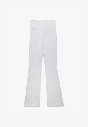 Leggings svasati grigio chiaro con una vita alta, realizzati in tessuto liscio, con una consistenza morbida e dettagli di cucitura minimi.