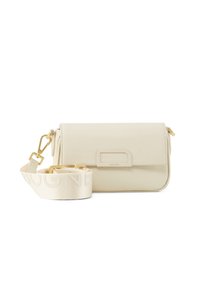 Krémoově zbarvená kožená crossbody taška s texturovaným povrchem, s kovovým zapínáním a textilním popruhem s embosovaným logem.