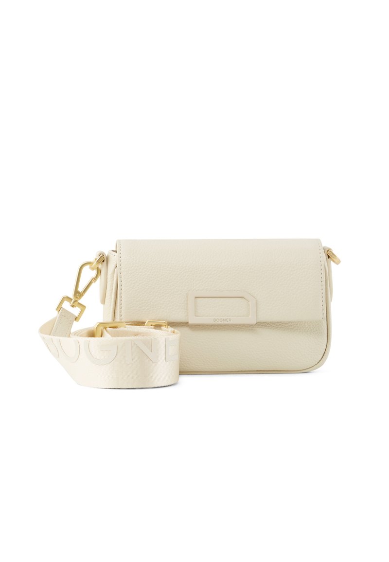 Krémoově zbarvená kožená crossbody taška s texturovaným povrchem, s kovovým zapínáním a textilním popruhem s embosovaným logem.