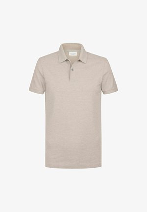 Polo beige hecho de mezcla de algodón, con cuello clásico, tapeta de tres botones y mangas cortas. Textura suave con diseño minimalista.