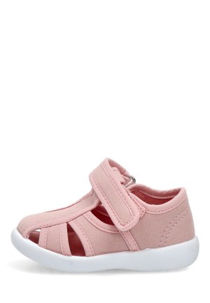 Sandalia rosa para niños pequeños con puntera cerrada, tira ajustable de velcro y suela blanca flexible, diseñada para la comodidad y uso transpirable.