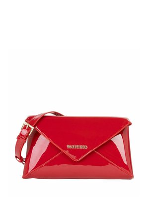 Sac à main en cuir verni rouge avec un design géométrique en forme d'enveloppe, doté d'un logo doré, d'une bandoulière réglable et d'une texture lisse et brillante.