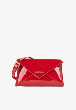 Sac à main en cuir verni rouge avec un design géométrique en forme d'enveloppe, doté d'un logo doré, d'une bandoulière réglable et d'une texture lisse et brillante.