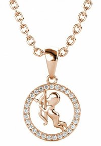 Collana con pendente in oro rosa che rappresenta un cherubino che tiene un arco, circondato da un cerchio di pietre trasparenti, con una catena a maglie.
