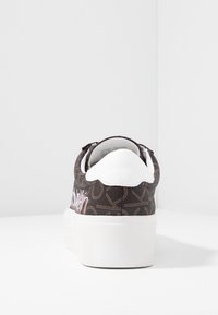 Brązowe sneakersy w wzór z białą gumową podeszwą i piętą. Charakteryzują się gładką fakturą oraz logo w różowym kolorze z boku. Okrągły kształt, casualowy styl.