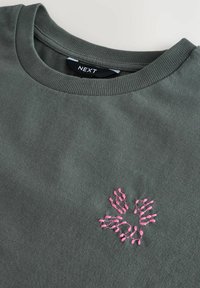 Next EMBROIDERED FRUIT BACK GRAPHIC SHORT SLEEVE CREW NECK  - Triko s potiskem - charcoal green