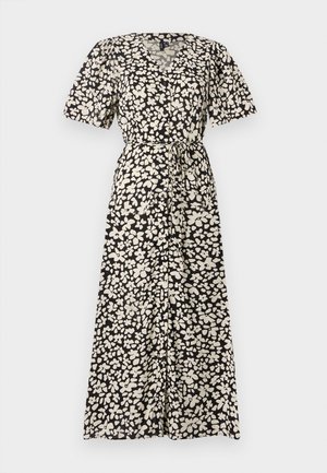 Maxikjole i sort med et hvidt blomstermønster, der har korte puffærmer, en V-udskæring og et bindebælte i taljen.