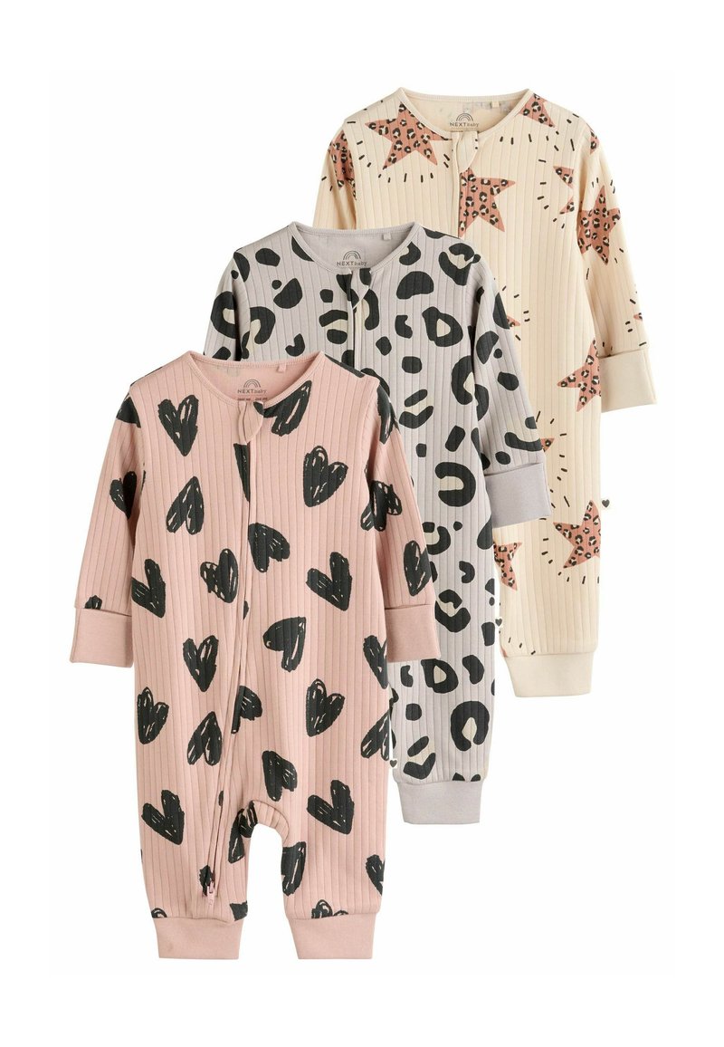 Trois combinaisons pour enfants : rose avec des cœurs noirs, gris clair avec des taches de léopard noires, et crème avec des étoiles roses. Tissu en rib doux, manches longues.