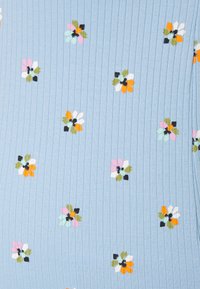 Tecido canelado azul claro com um padrão de pequenas flores bordadas coloridas em tons de rosa, branco, laranja e verde.