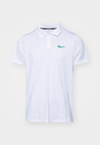 Witte polo shirt van ademend materiaal met een groen Nike-logo op de linkerborst, korte mouwen en een klassiek kraagontwerp.