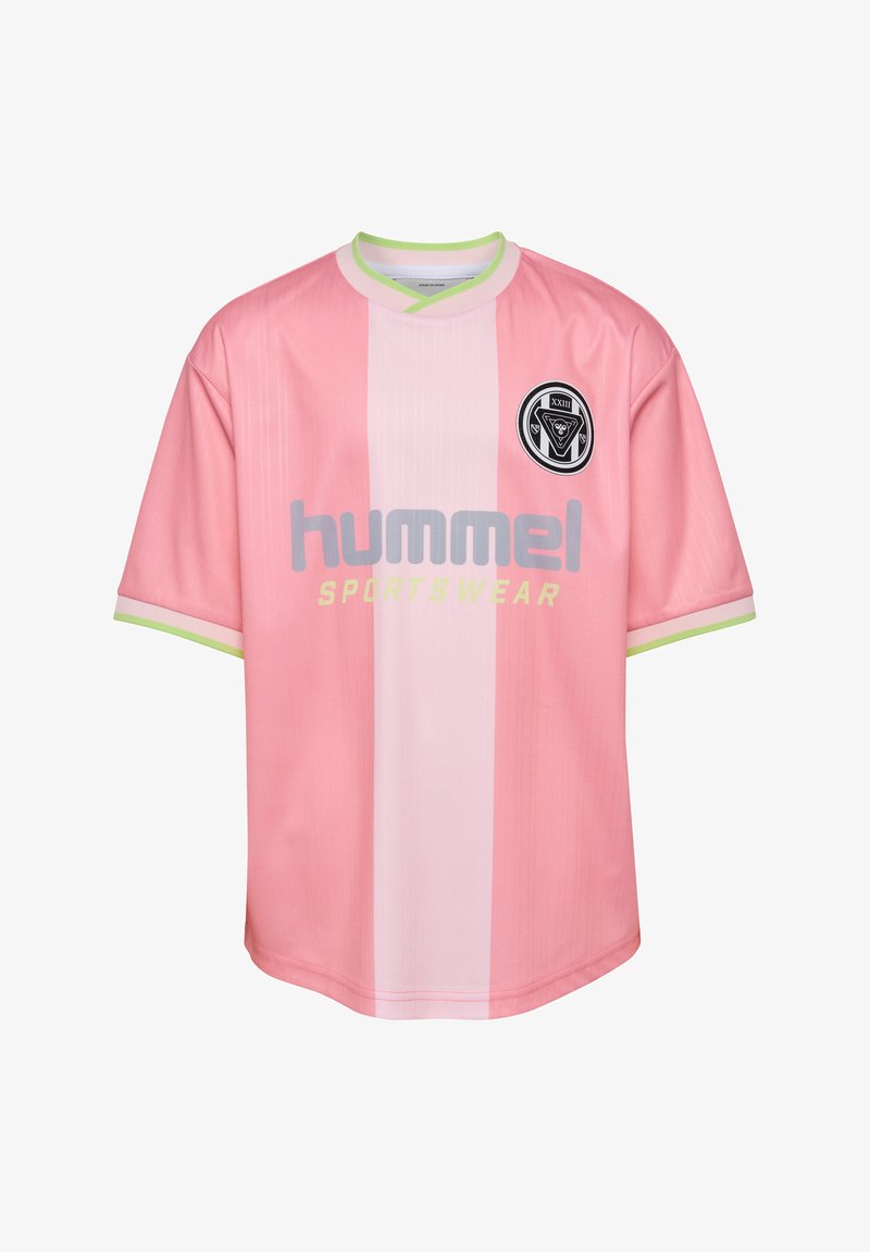 Różowa koszulka z krótkim rękawem w pionowe paski, z okrągłym dekoltem, logo na lewej piersi i szarym napisem "hummel".