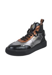 Wysokie sneakersy z czarną gumową podeszwą, srebrnym syntetycznym wierzchem, mosiężnymi skórzanymi akcentami i czarnymi sznurówkami. Charakteryzują się okrągłym czubkiem.