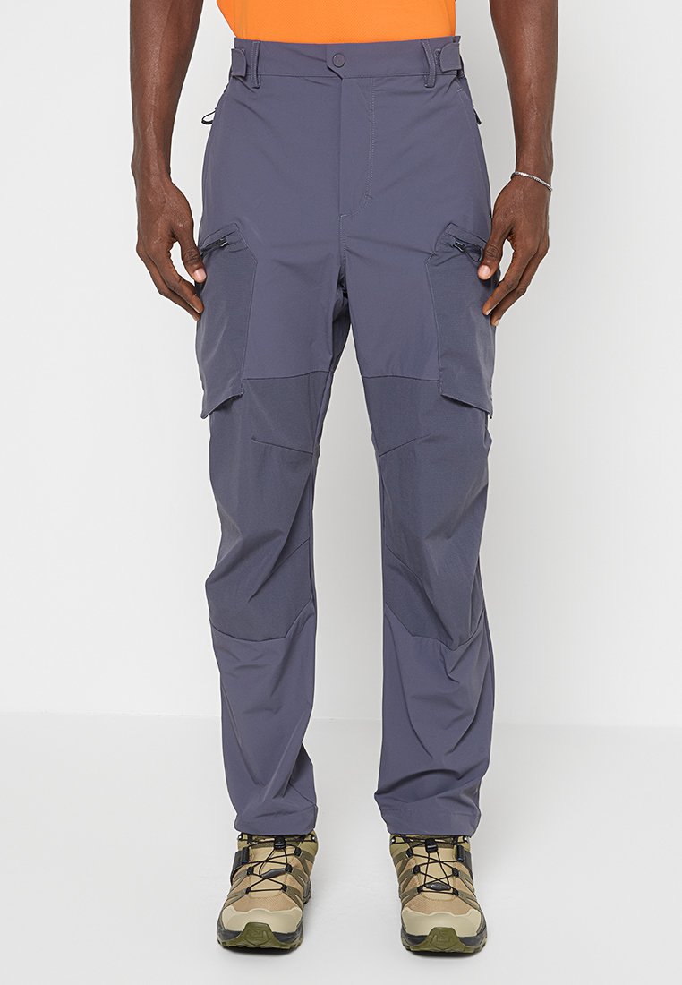 Graue Cargo-Hosen mit mehreren Reißverschlusstaschen, aus leichtem Stoff gefertigt. Mit vorgeformten Knien und geradem Beindesign.