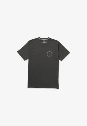 T-shirt gris à manches courtes, en coton, avec un logo circulaire sur la poitrine gauche et un col ras du cou avec un intérieur rayé.