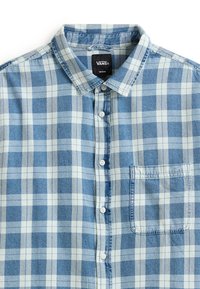 Camisa de cuadros azul y blanca con botones, cuello y bolsillo en el pecho, etiqueta de la marca Vans, talla mediana.