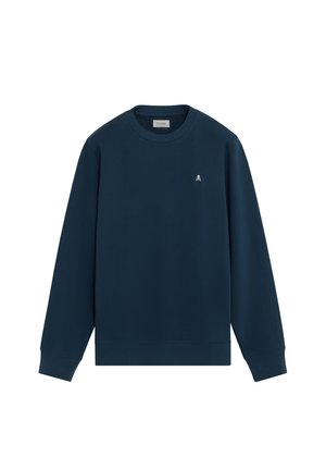 Sudadera de manga larga color azul marino con cuello redondo y pequeño logo blanco de calavera y tibias cruzadas en el pecho, puños y dobladillo acanalados.