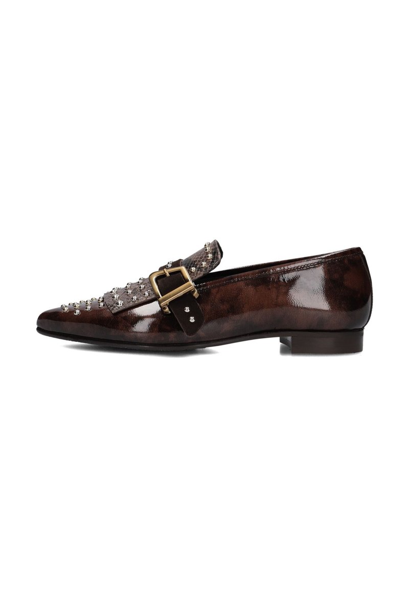 Mocassins en cuir marron avec une finition brillante, présentant une boucle décorative et des touches cloutées à l'avant, un petit talon et un bout pointu.