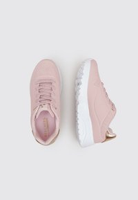 Jasnoróżowe sneakersy z perforowaną teksturą, białą podeszwą zewnętrzną oraz złotymi akcentami na pięcie i oczkach sznurowadeł. W komplecie sznurowadła i wyprofilowany kołnierz.