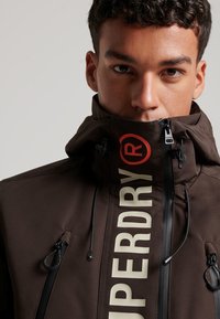 Superdry & Co ULTIMATE SD CHEATER - Chaqueta de entretiempo - dark oak brown