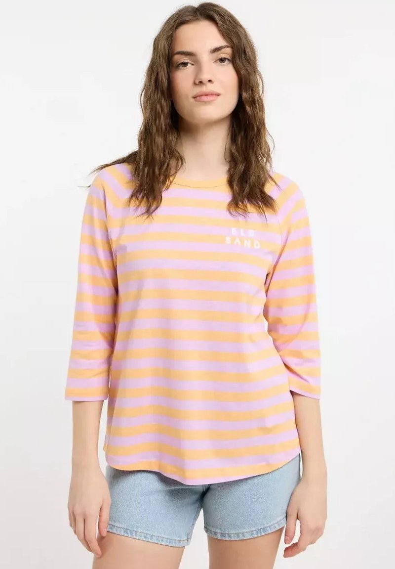 Rosa- und gelbgestreiftes Langarmshirt mit Dreiviertelärmeln, aus weichem Stoff, mit dem Schriftzug "EL SAND" auf der Vorderseite. Kombiniert mit Denim-Shorts.