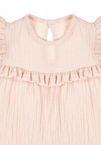 Bladoróżowa sukienka z teksturowanej, pomarszczonej tkaniny, ozdobiona falbankami na karczku i z zapięciem na plecach w formie kluczyka.