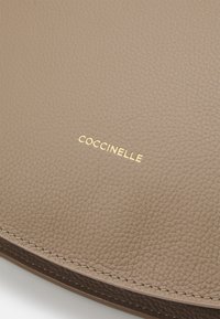 Coccinelle SUNUP - Keresztpántos táska - warm taupe/rosette