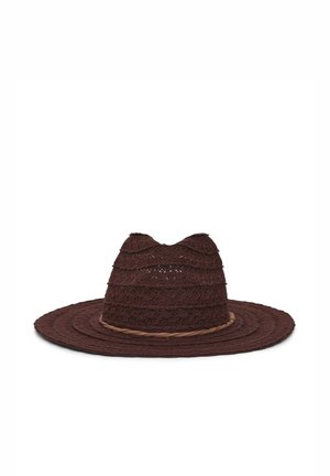Cappello intrecciato marrone scuro a tesa larga con corona testurizzata a strati e una sottile fascia intrecciata intorno alla base.